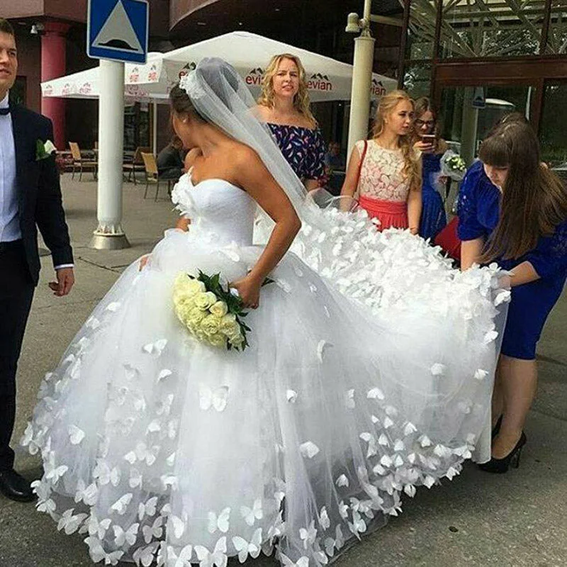 Button-Down DressRomantic Butterflies Sweetheart Neck Princess Wedding Gown Bridal Dress 2020 Hochzeitskleid LP7983 Button-Down DressRomantic Butterflies Sweetheart Neck Princess Wedding Gown Bridal Dress 2020 Hochzeitskleid LP7983