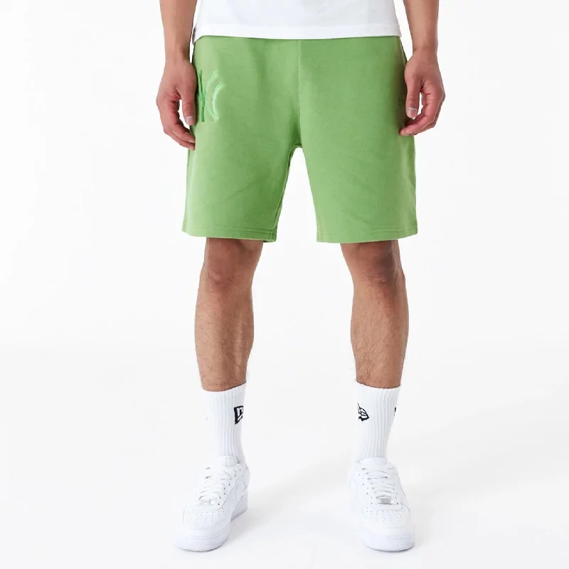 Men's Pants with Slant PocketsNew York Yankees League Essential Green Shorts