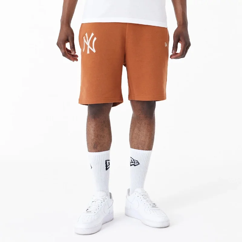 Men's Pants with Logo EmbossmentsNew York Yankees League Essential Brown Shorts