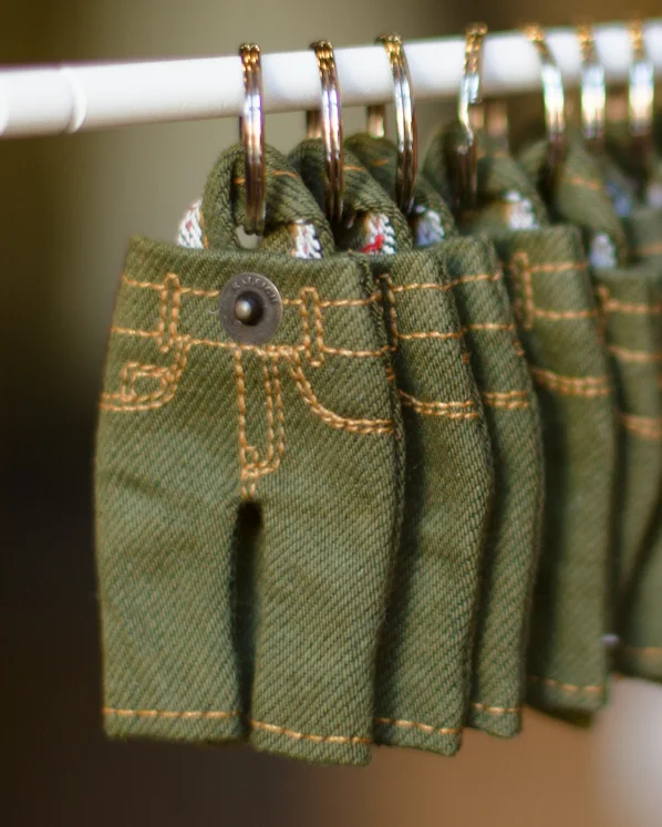 Relaxed-Fit Men's JeansTiny Pants Keychain | Olive Selvage