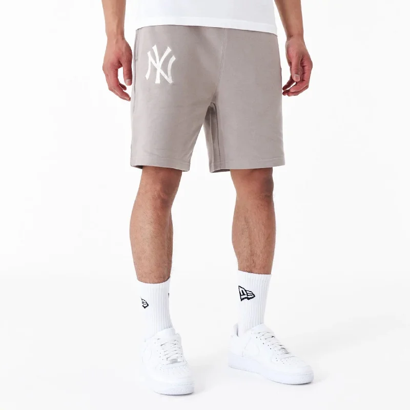 Men's Pants with Faux Leather PatchesNew York Yankees League Essential Beige Shorts